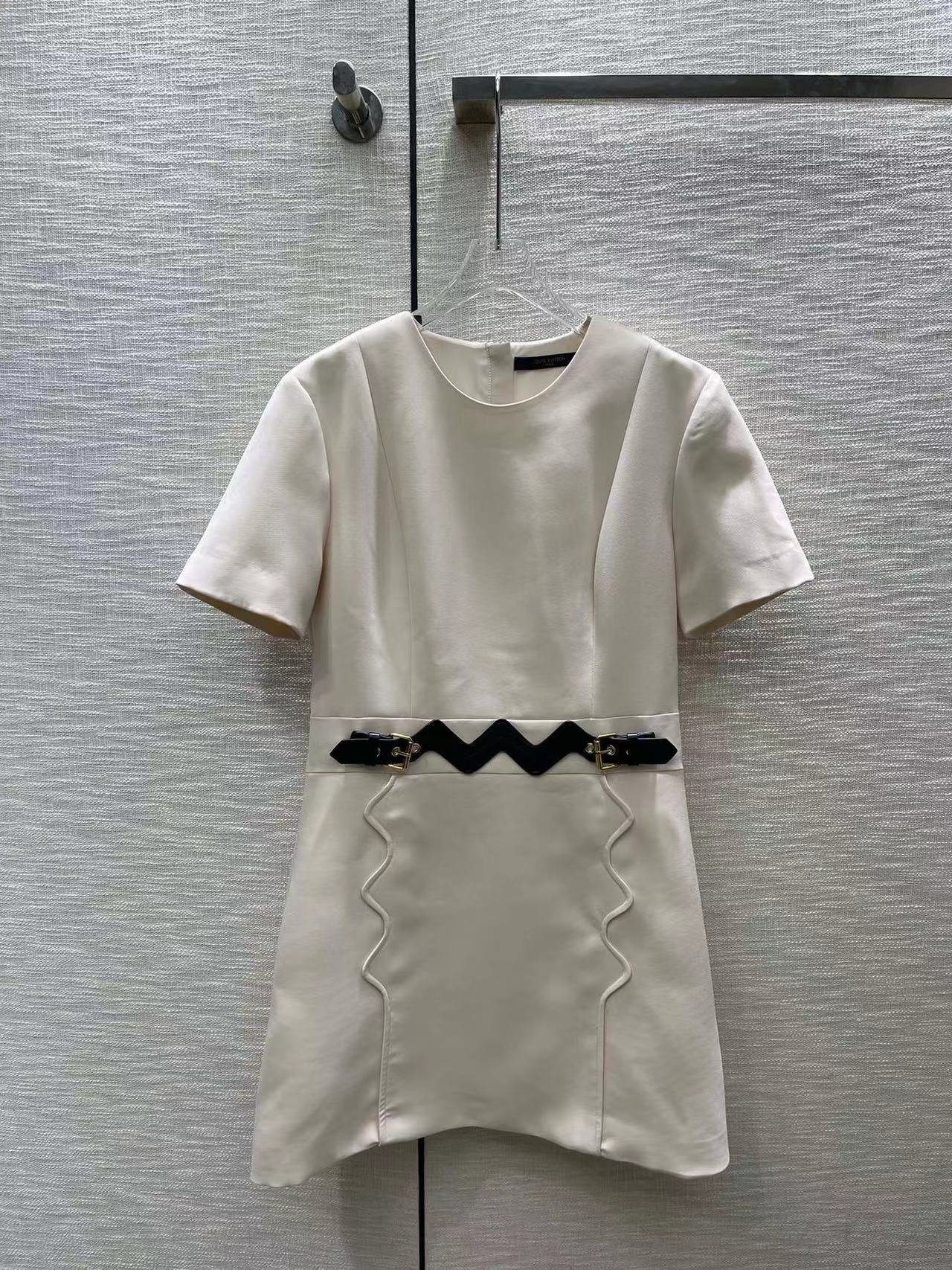 詳細な写真と価格については私に連絡してください。