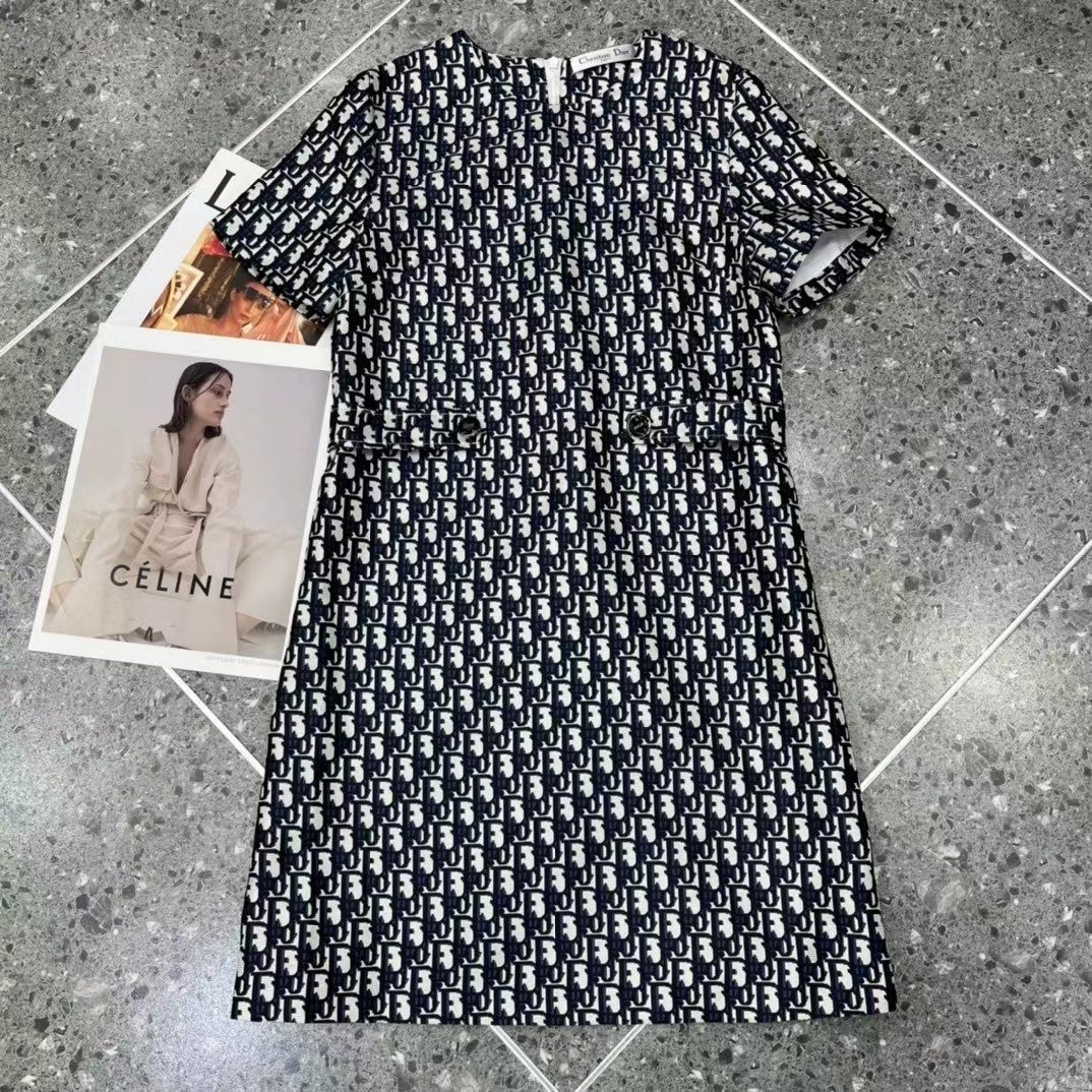 詳細な写真と価格については私に連絡してください。