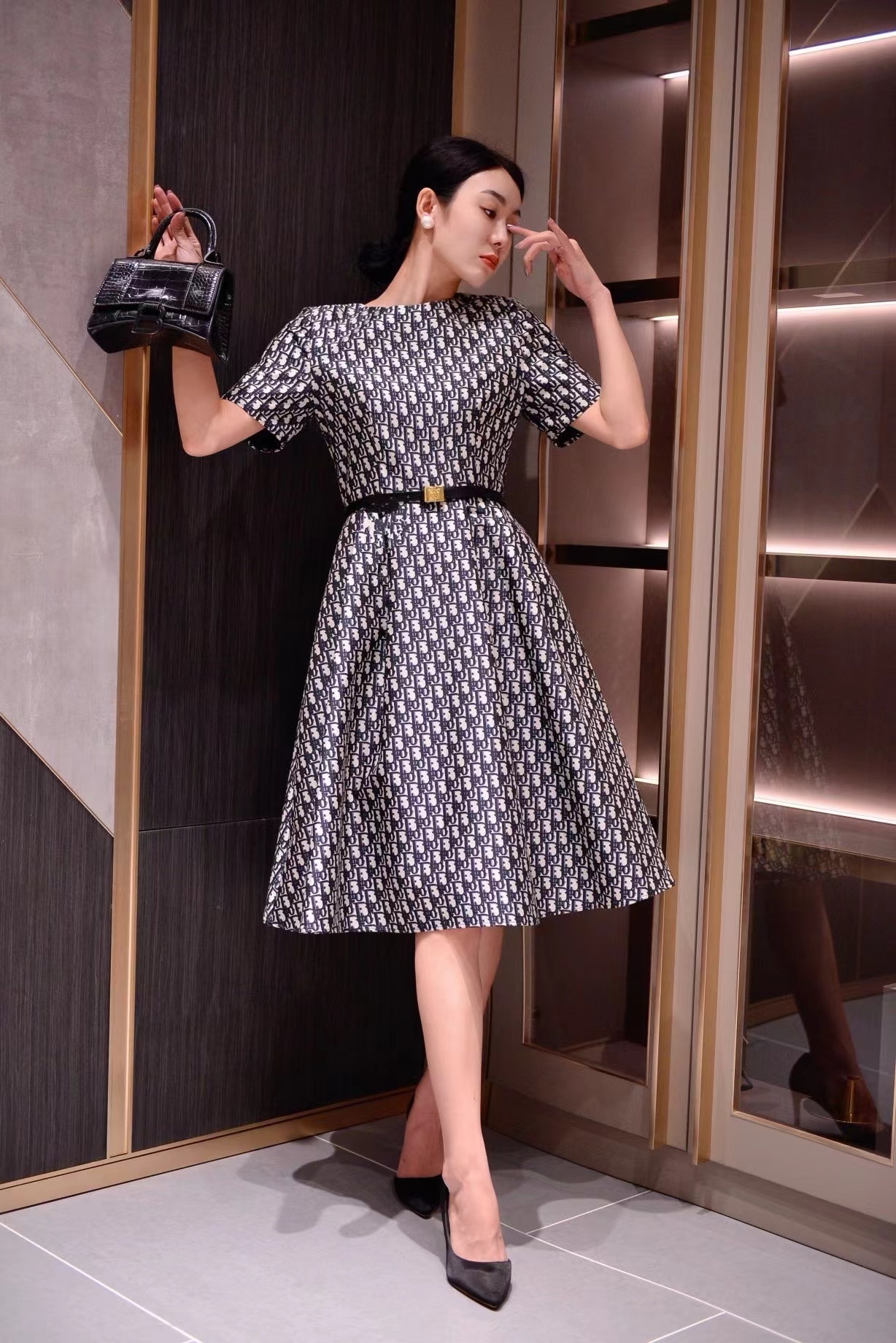 詳細な写真と価格については私に連絡してください。