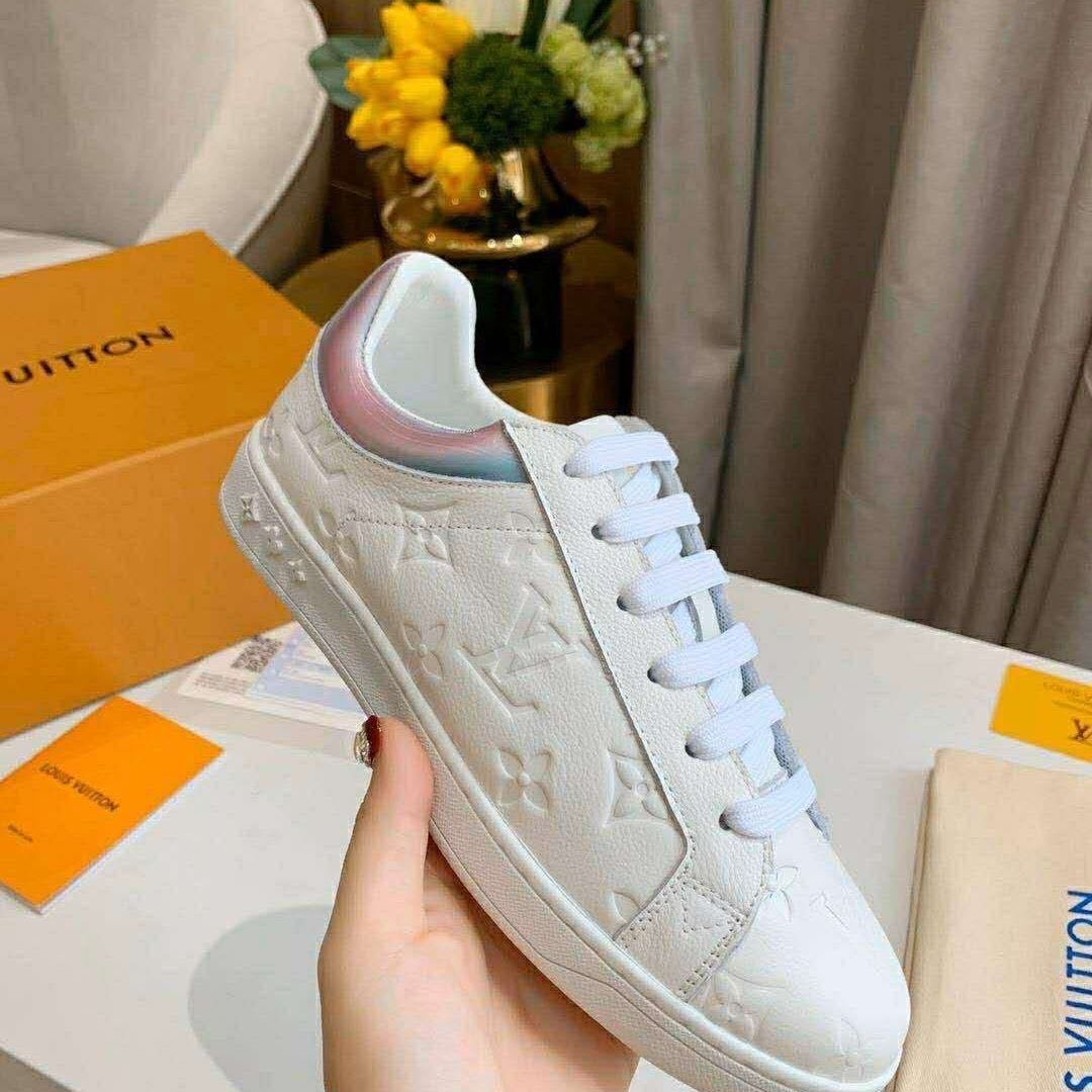 詳細な写真と価格については私に連絡してください