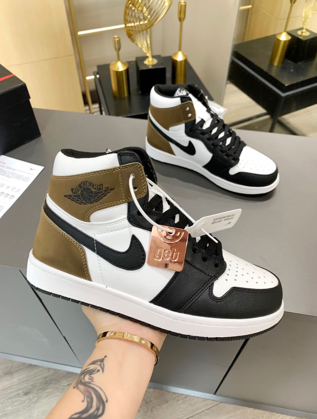 詳細な写真と価格については私に連絡してください