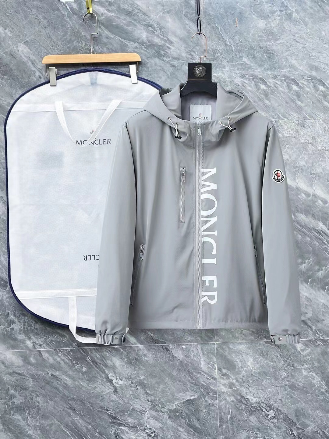 詳細な写真と価格については私に連絡してください。