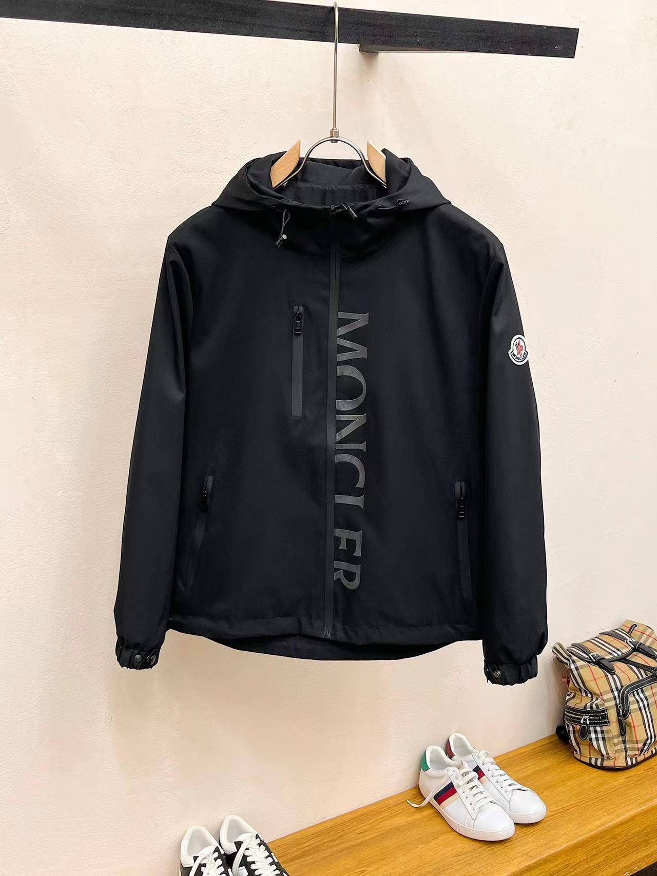 詳細な写真と価格については私に連絡してください。