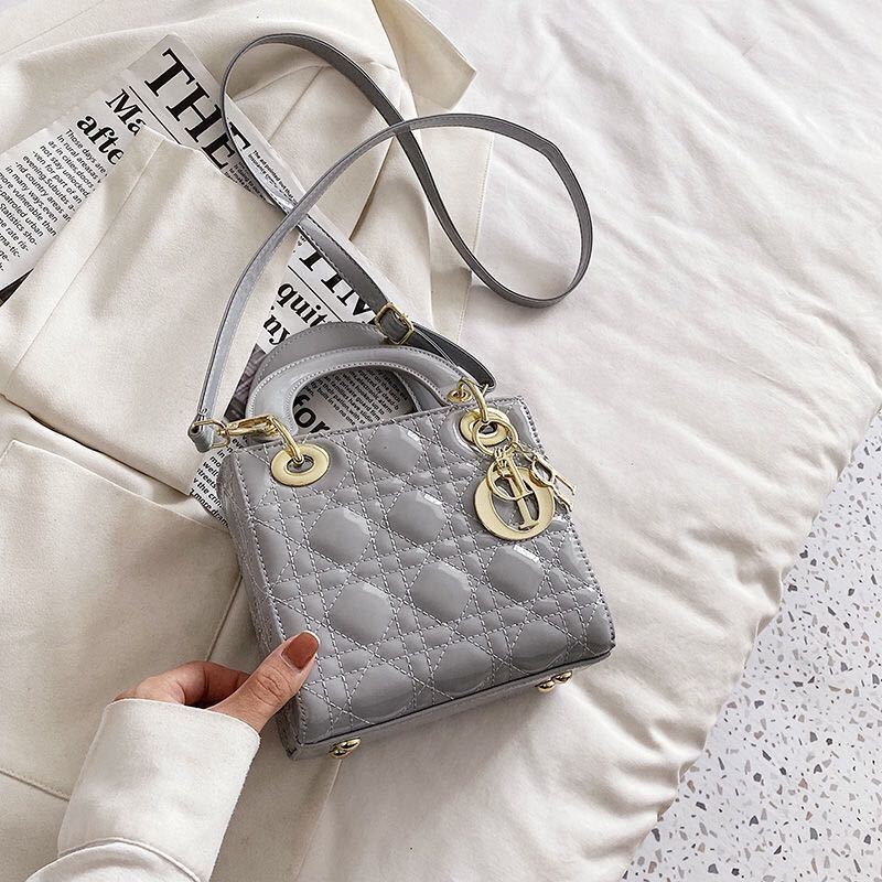 詳細な写真と価格については私に連絡してください。