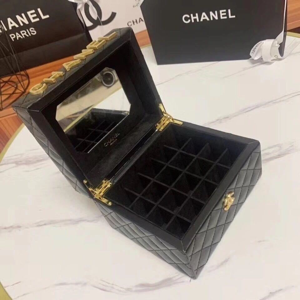 詳細な写真と価格については私に連絡してください。