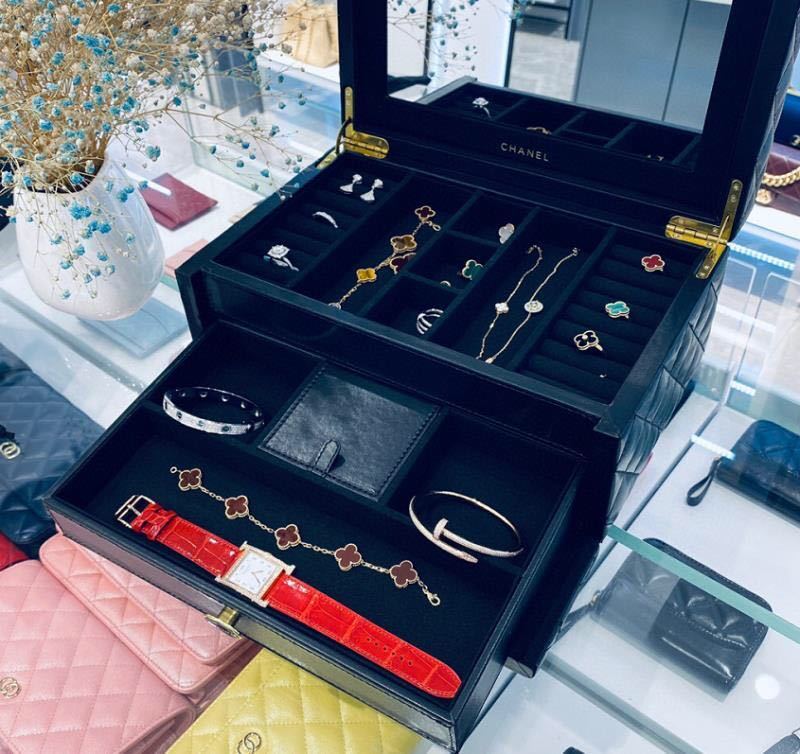 詳細な写真と価格については私に連絡してください。