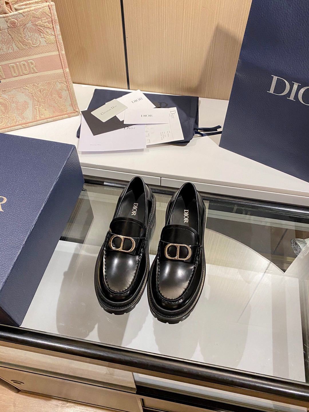 詳細な写真と価格については私に連絡してください