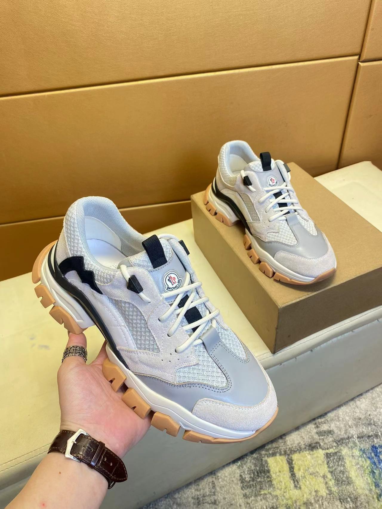 詳細な写真と価格については私に連絡してください