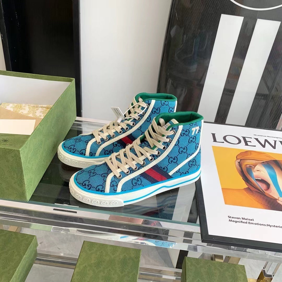 詳細な写真と価格については私に連絡してください