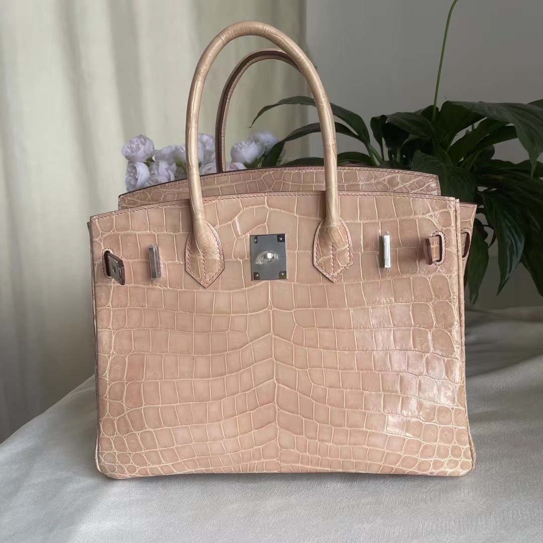 詳細な写真と価格については私に連絡してください。