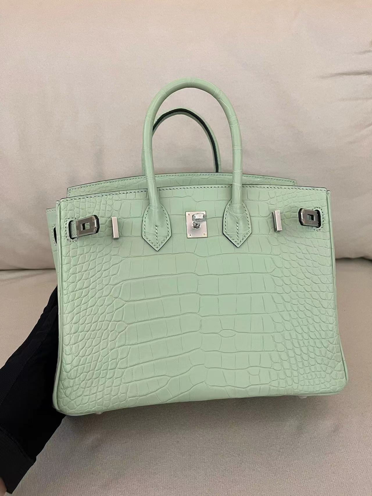 詳細な写真と価格については私に連絡してください。