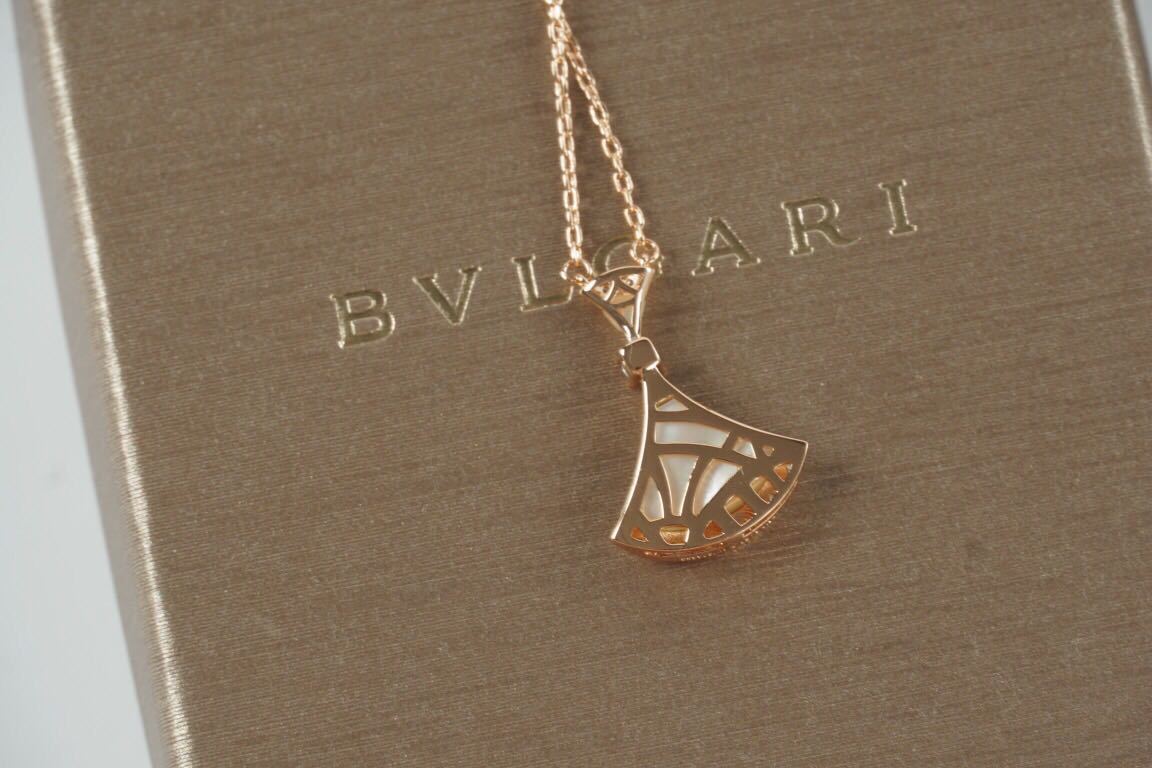 詳細な写真と価格については私に連絡してください。