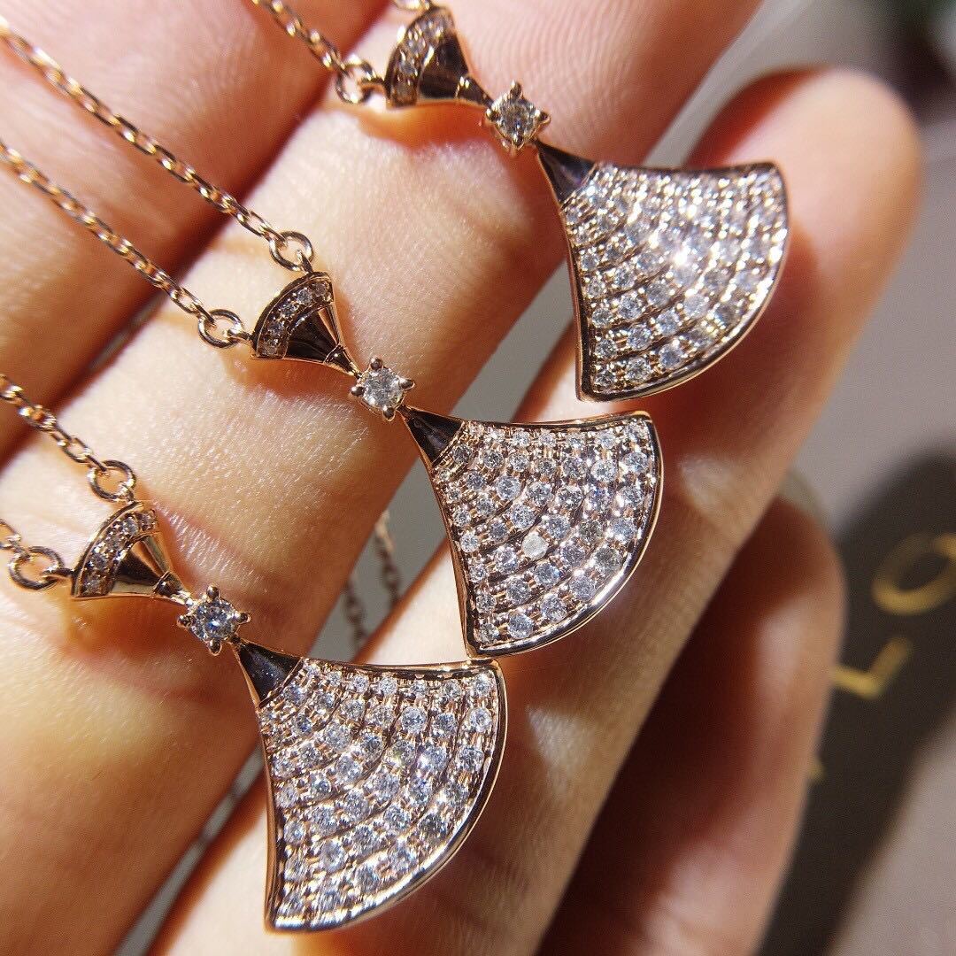 詳細な写真と価格については私に連絡してください。