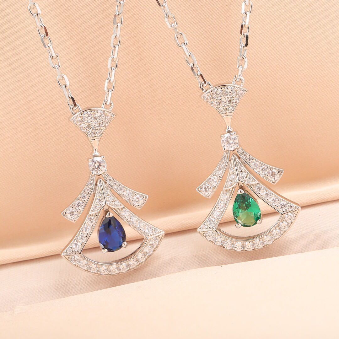 詳細な写真と価格については私に連絡してください。