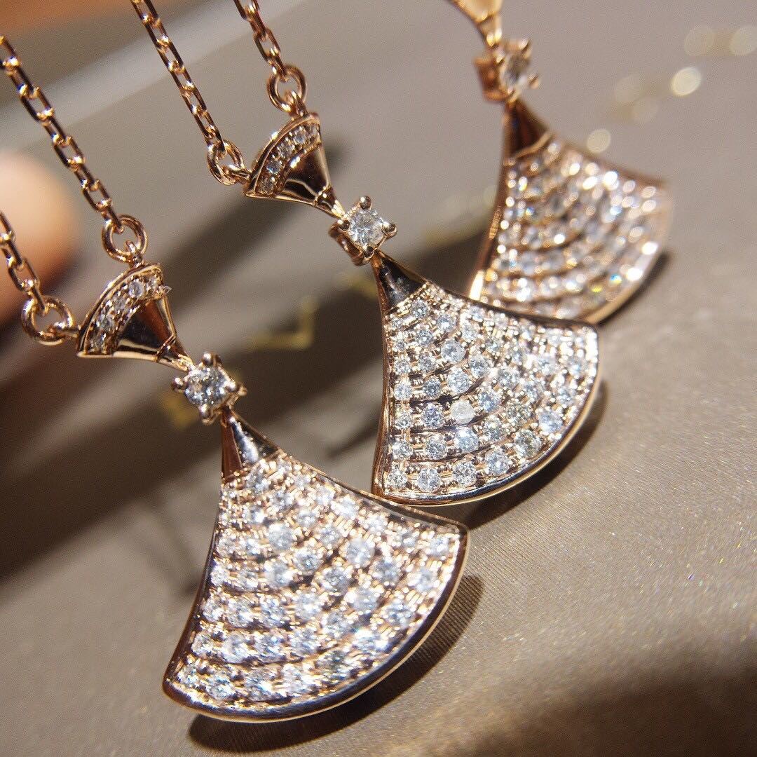 詳細な写真と価格については私に連絡してください。