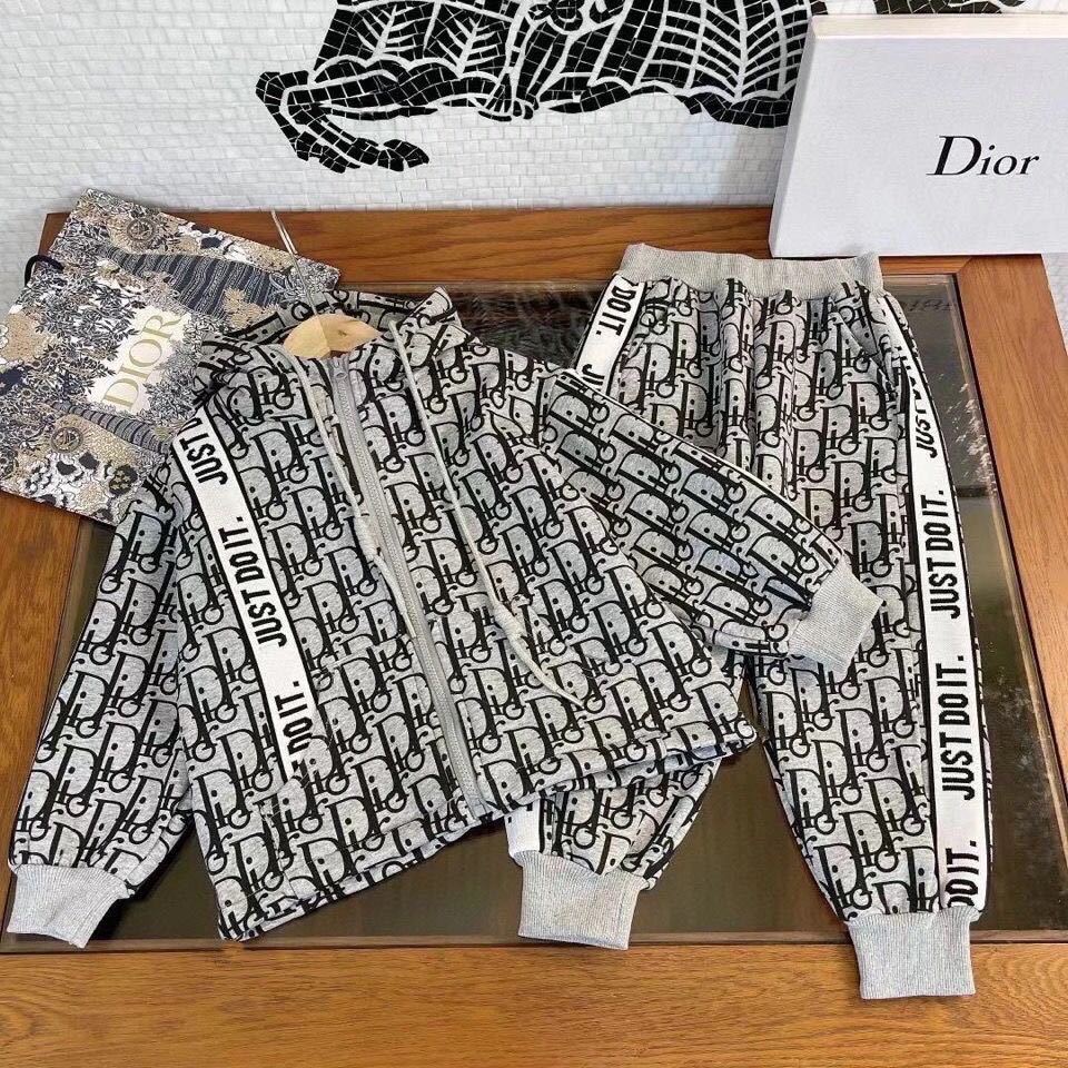 詳細な写真と価格については私に連絡してください。