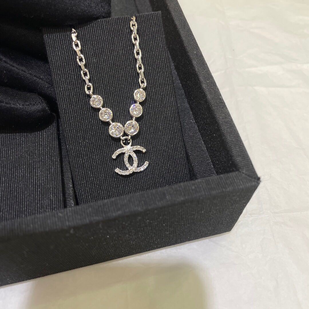 詳細な写真と価格については私に連絡してください