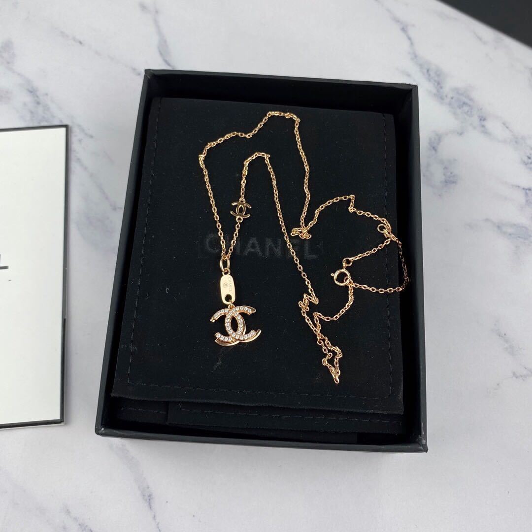 詳細な写真と価格については私に連絡してください