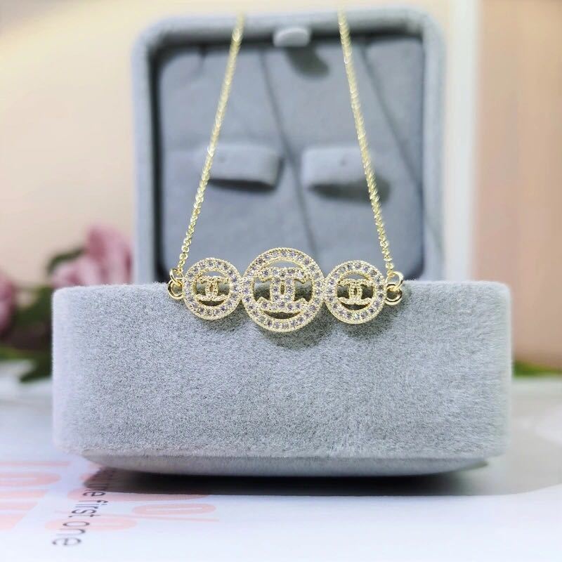 詳細な写真と価格については私に連絡してください