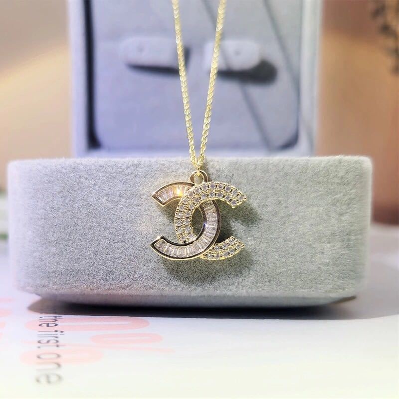 詳細な写真と価格については私に連絡してください