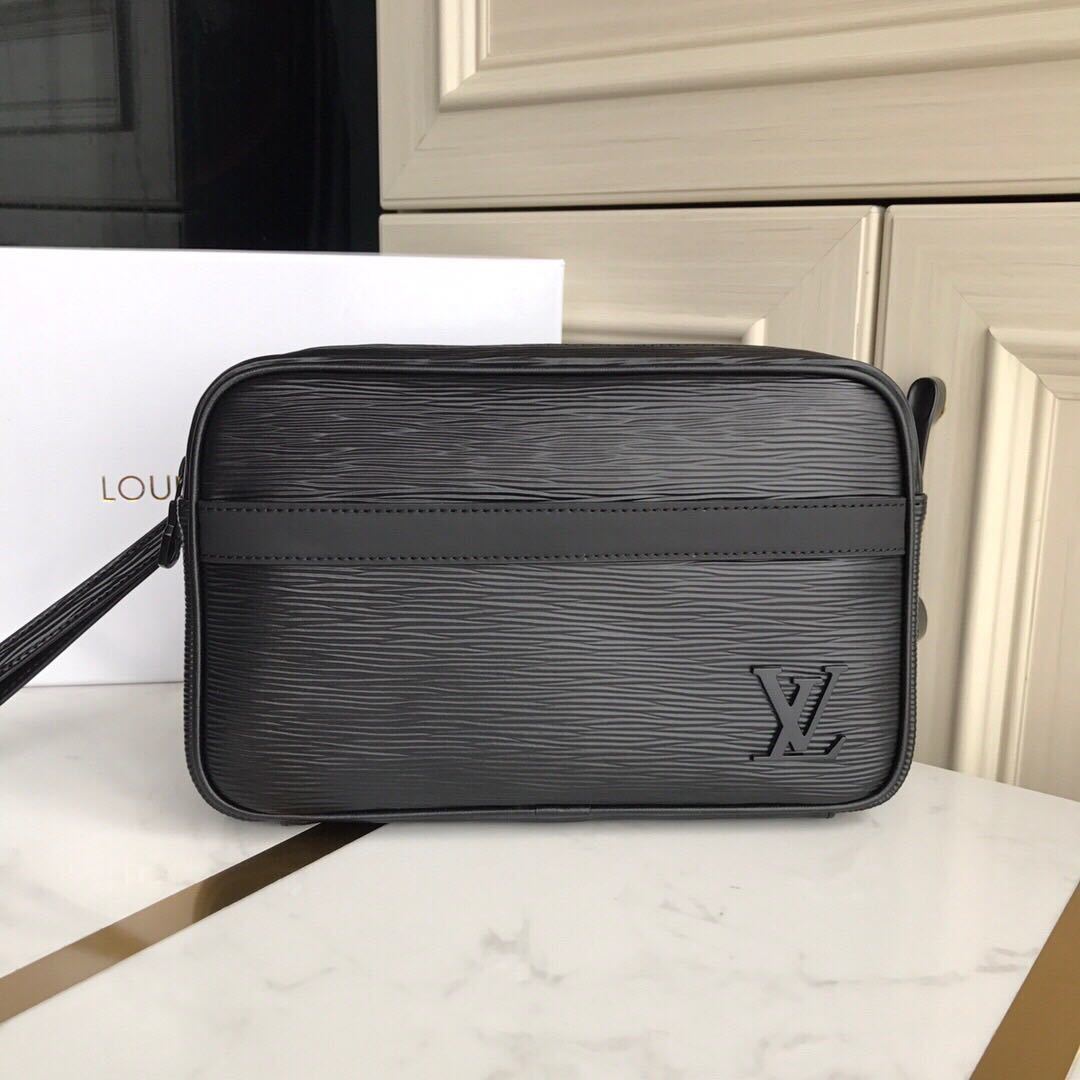 LVバッグを手に持つ