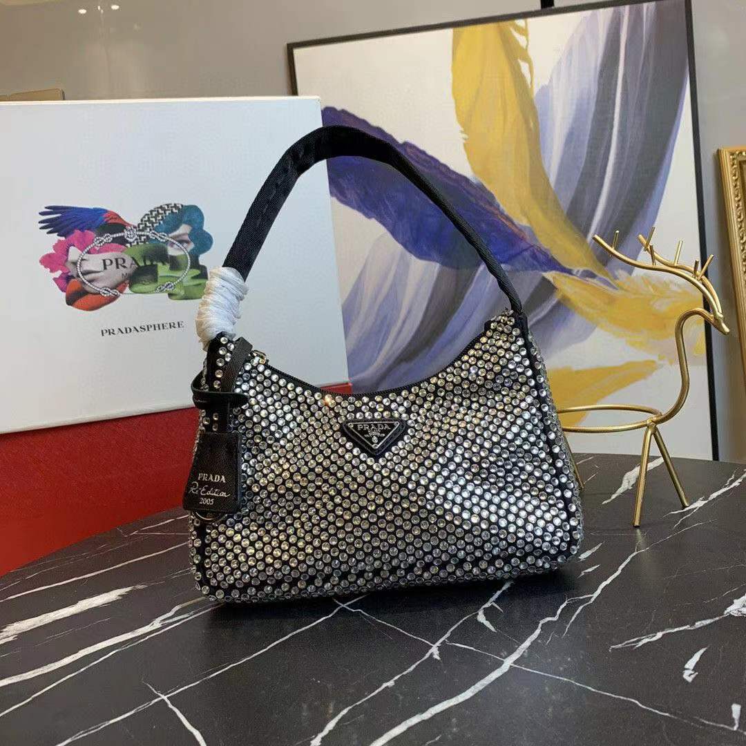 詳細な写真と価格については私に連絡してください。