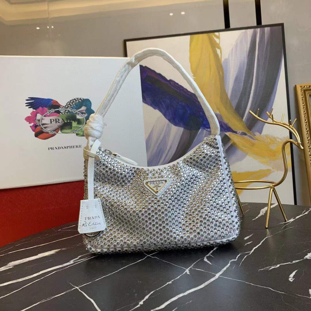 詳細な写真と価格については私に連絡してください。