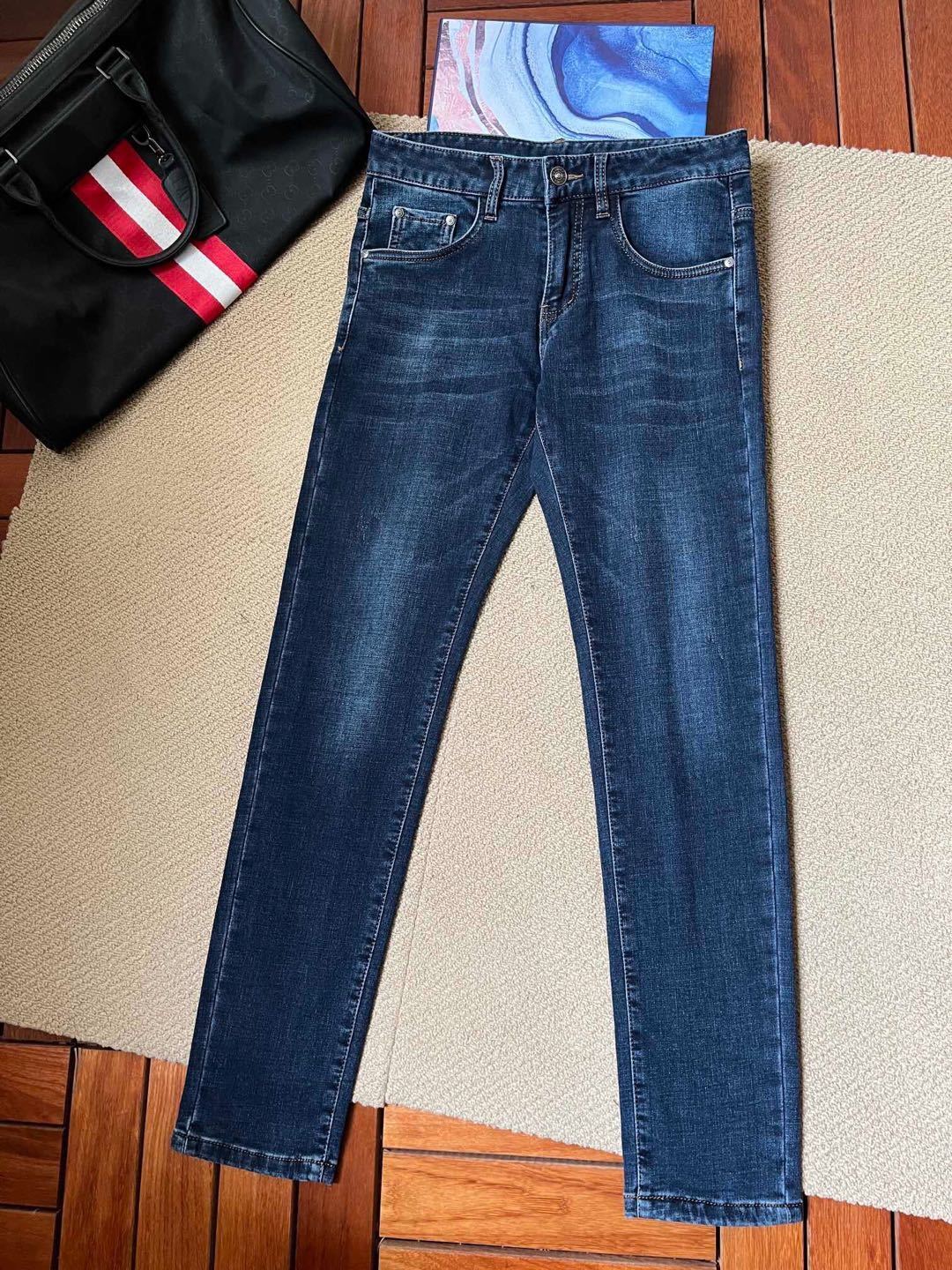 詳細な画像と価格を見て連絡する必要があります。