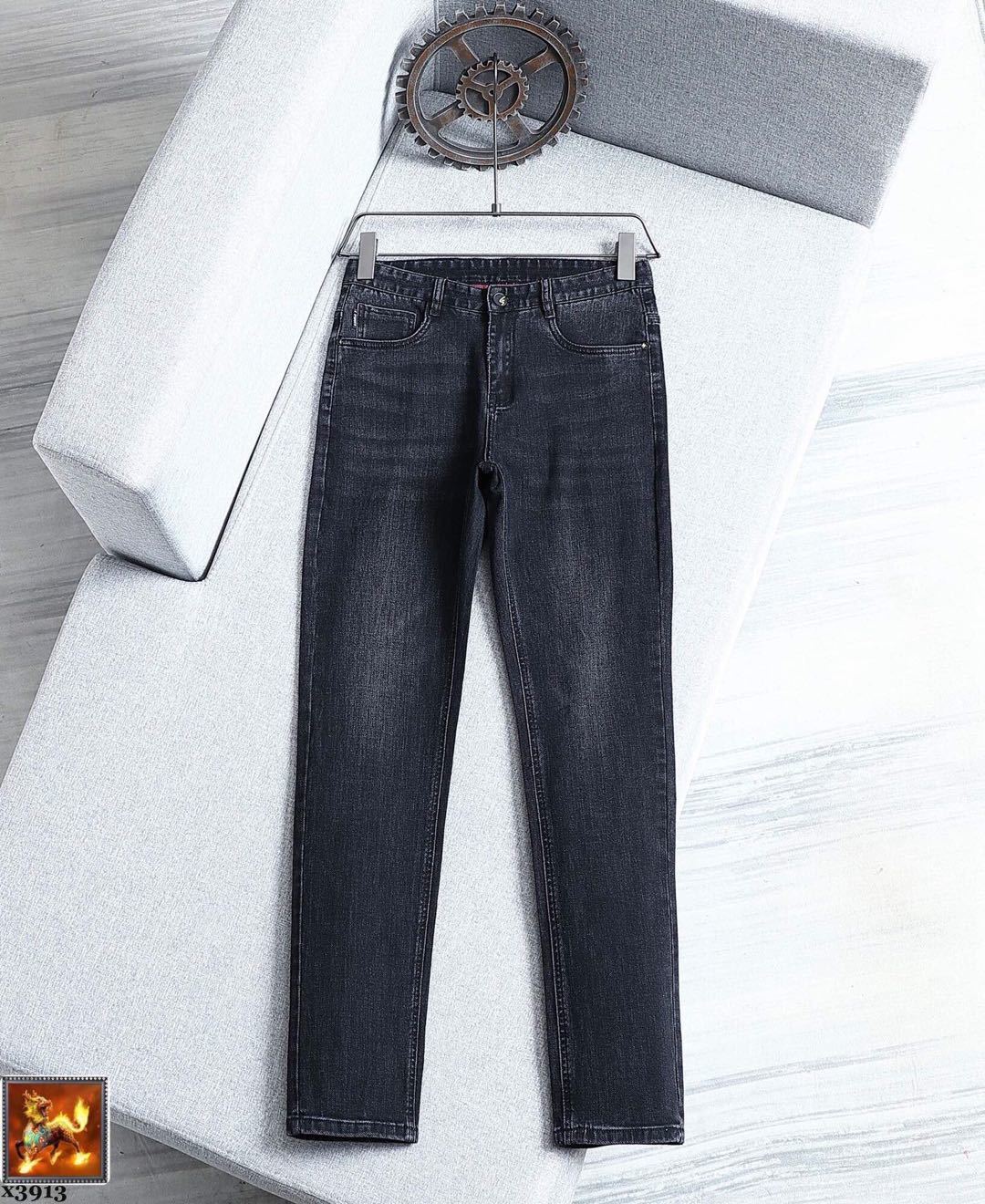 詳細な画像と価格を見て連絡する必要があります。