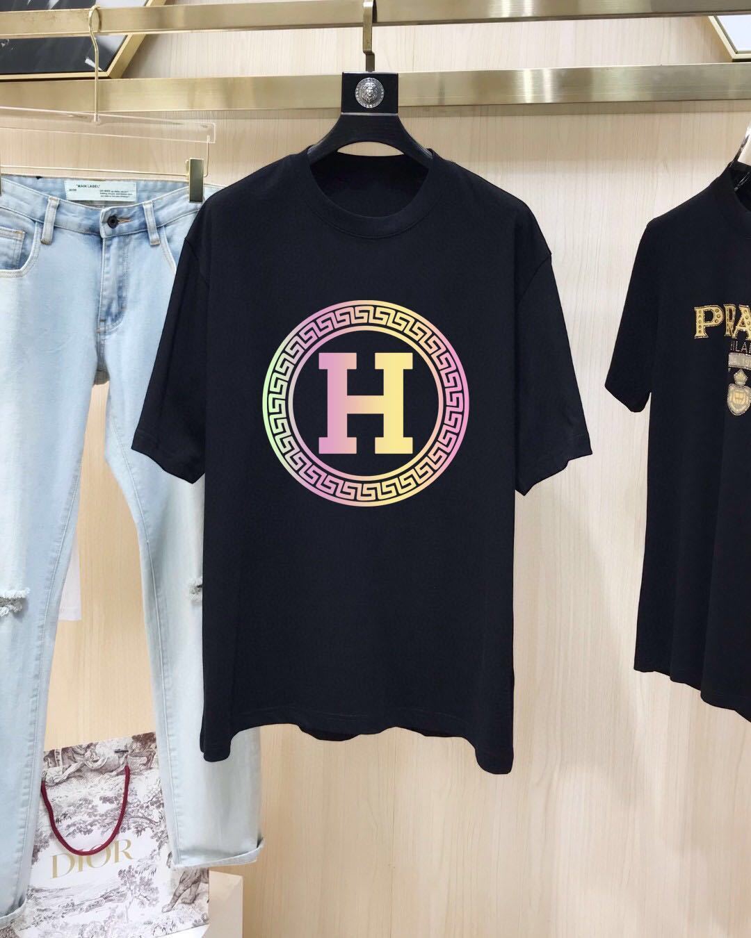 詳細な画像と価格を見て連絡する必要があります。