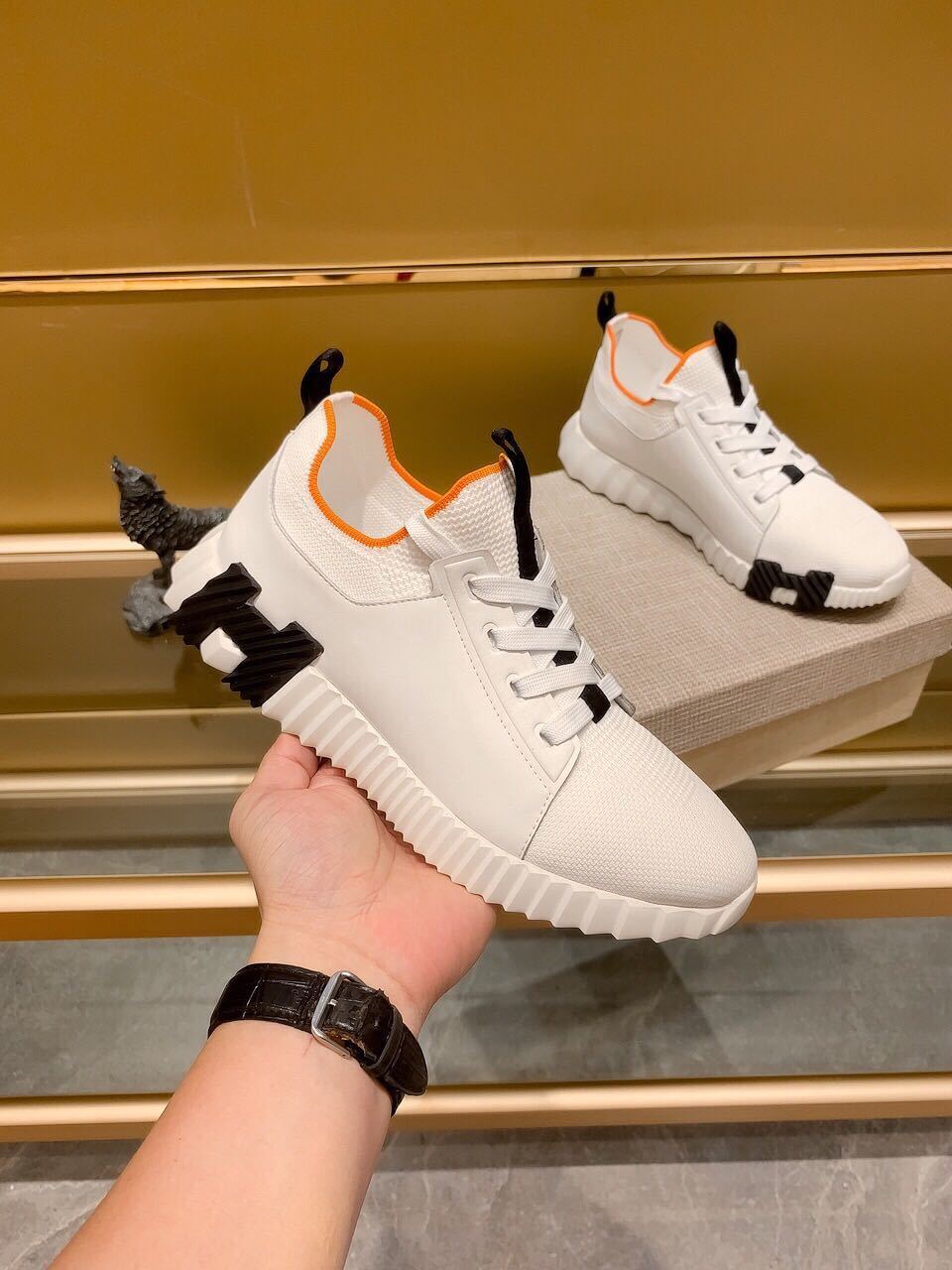 詳細な画像と価格を見て連絡する必要があります。