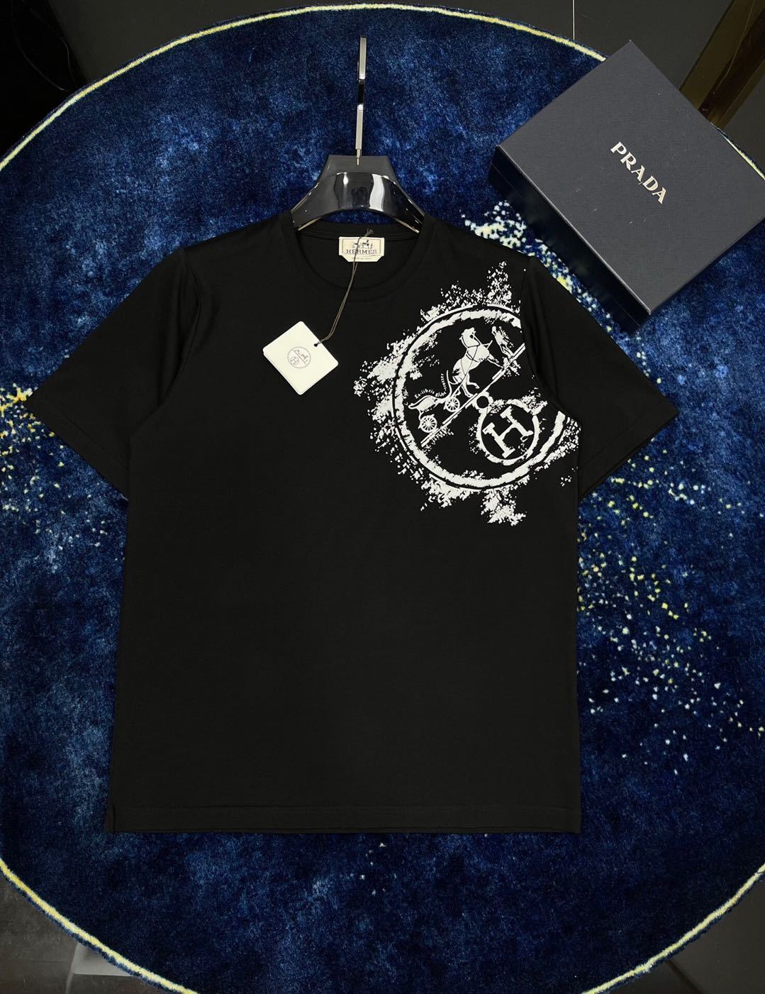 詳細な画像と価格を見て連絡する必要があります。