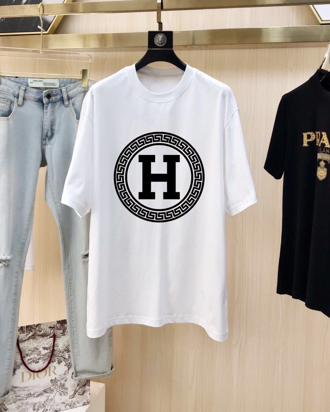 詳細な画像と価格を見て連絡する必要があります。