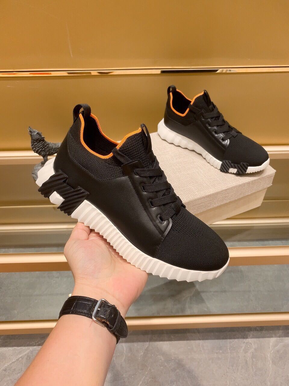 詳細な画像と価格を見て連絡する必要があります。