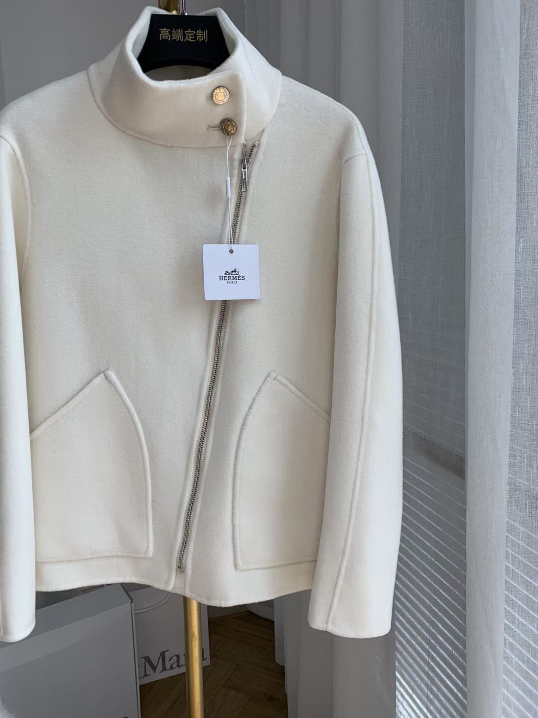 詳細な画像と価格を見て連絡する必要があります。