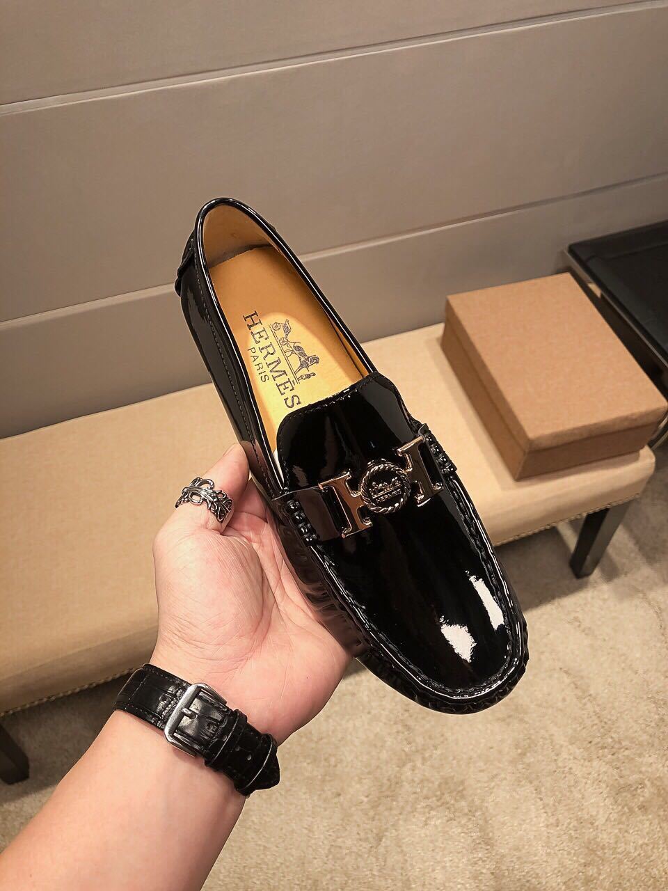 詳細な画像と価格を見て連絡する必要があります。