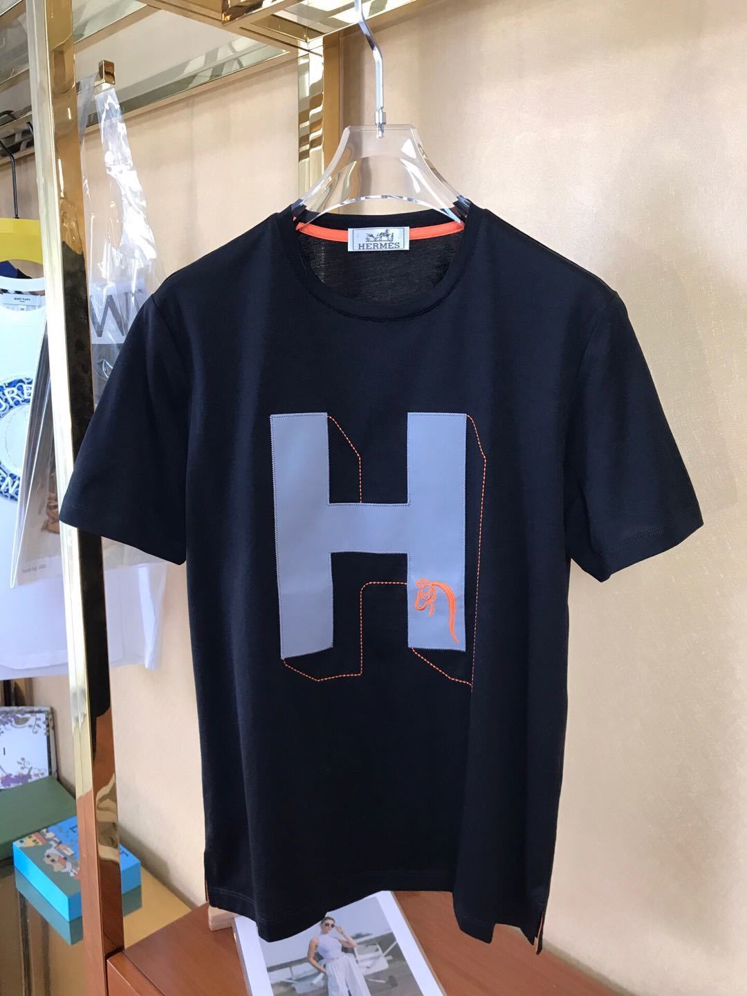 詳細な画像と価格を見て連絡する必要があります。