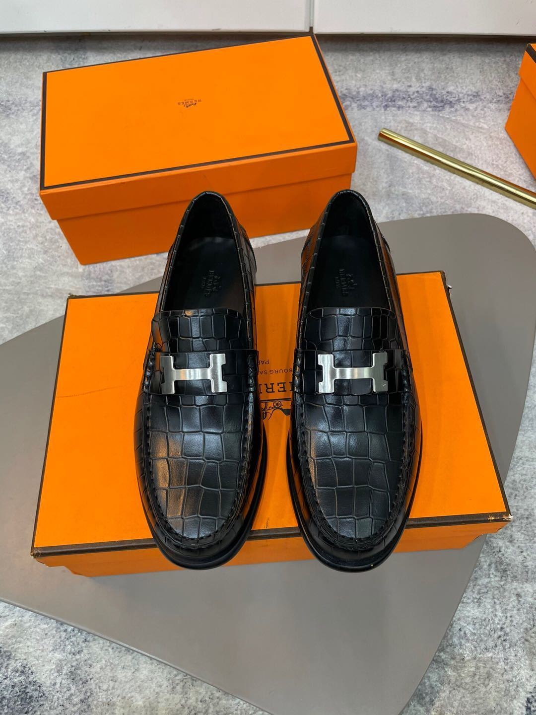 詳細な画像と価格を見て連絡する必要があります。