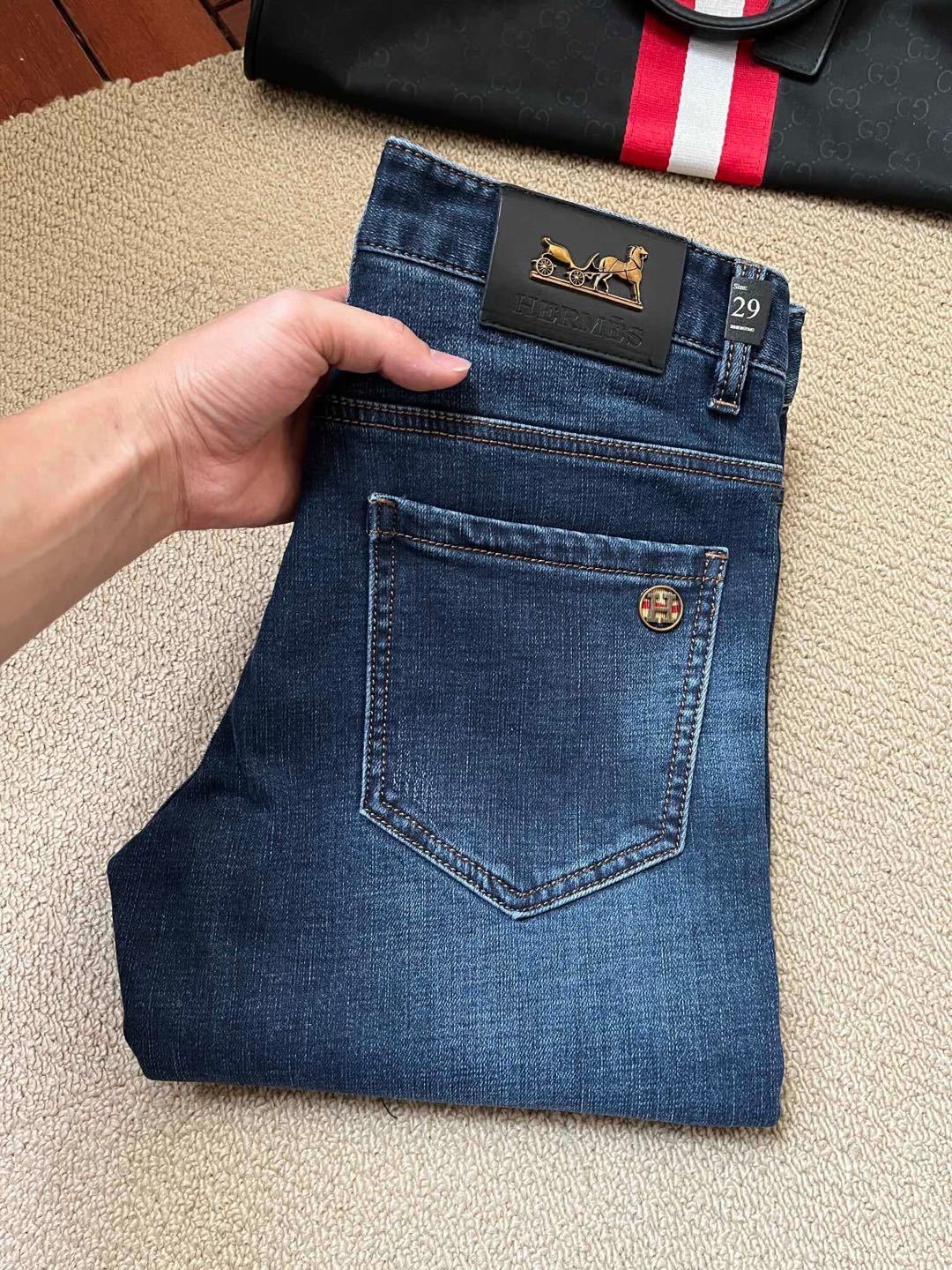 詳細な画像と価格を見て連絡する必要があります。