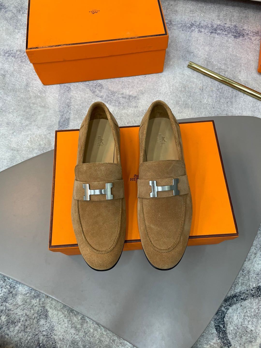 詳細な画像と価格を見て連絡する必要があります。