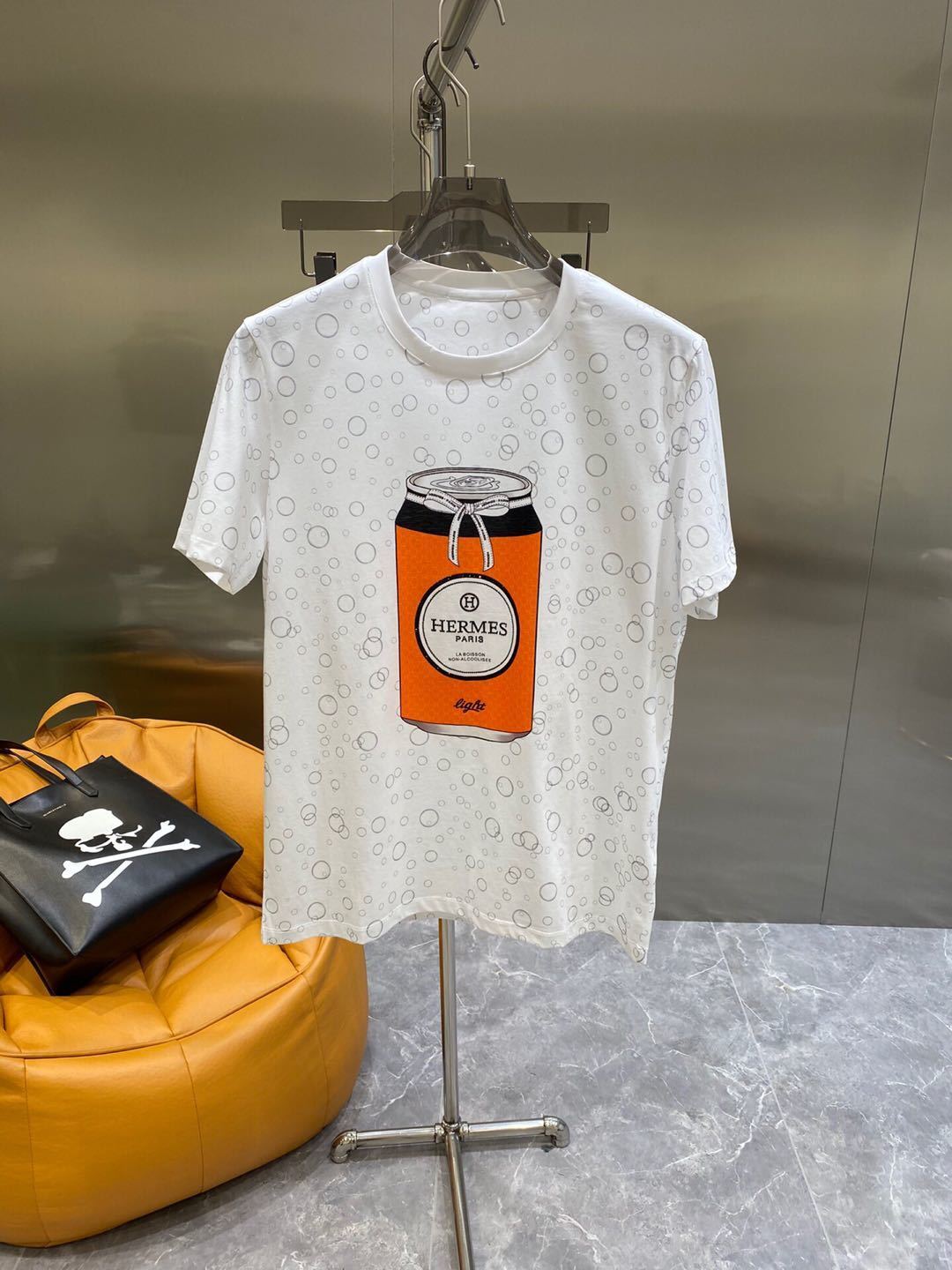 詳細な画像と価格を見て連絡する必要があります。