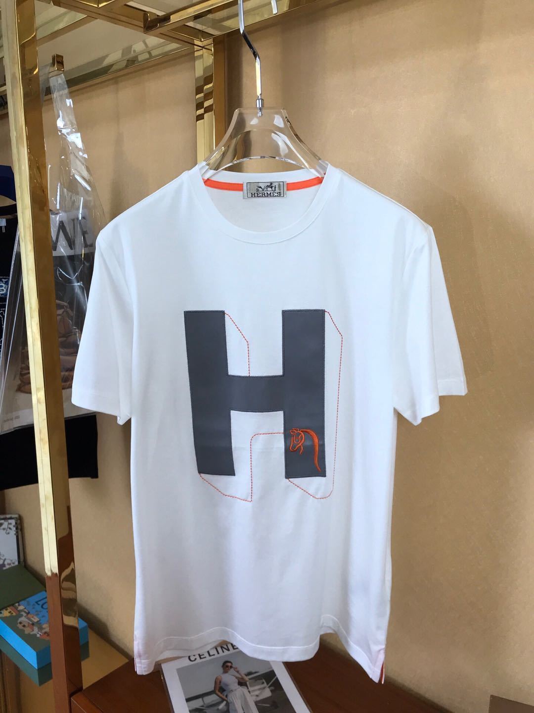 詳細な画像と価格を見て連絡する必要があります。