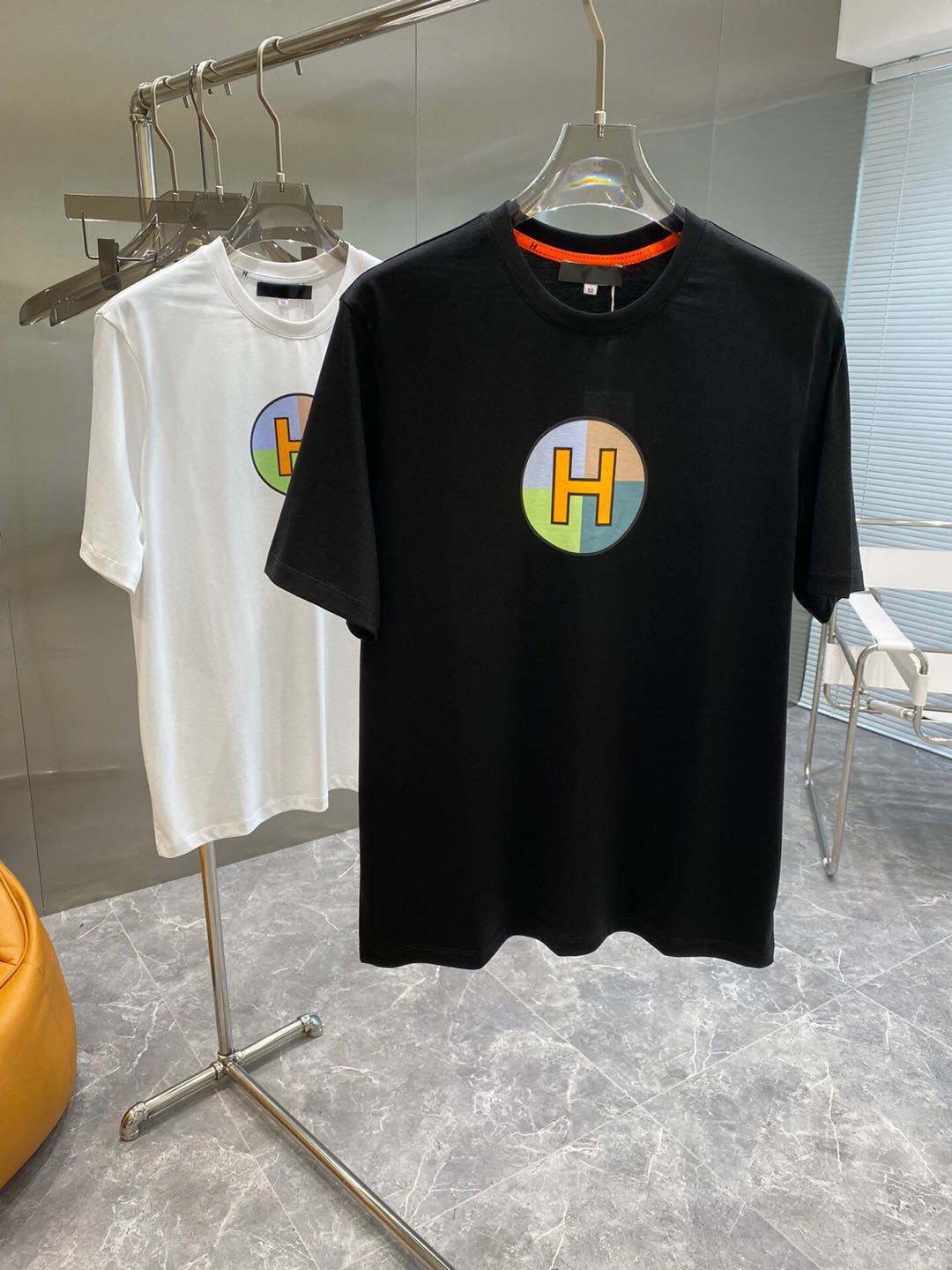 詳細な画像と価格を見て連絡する必要があります。