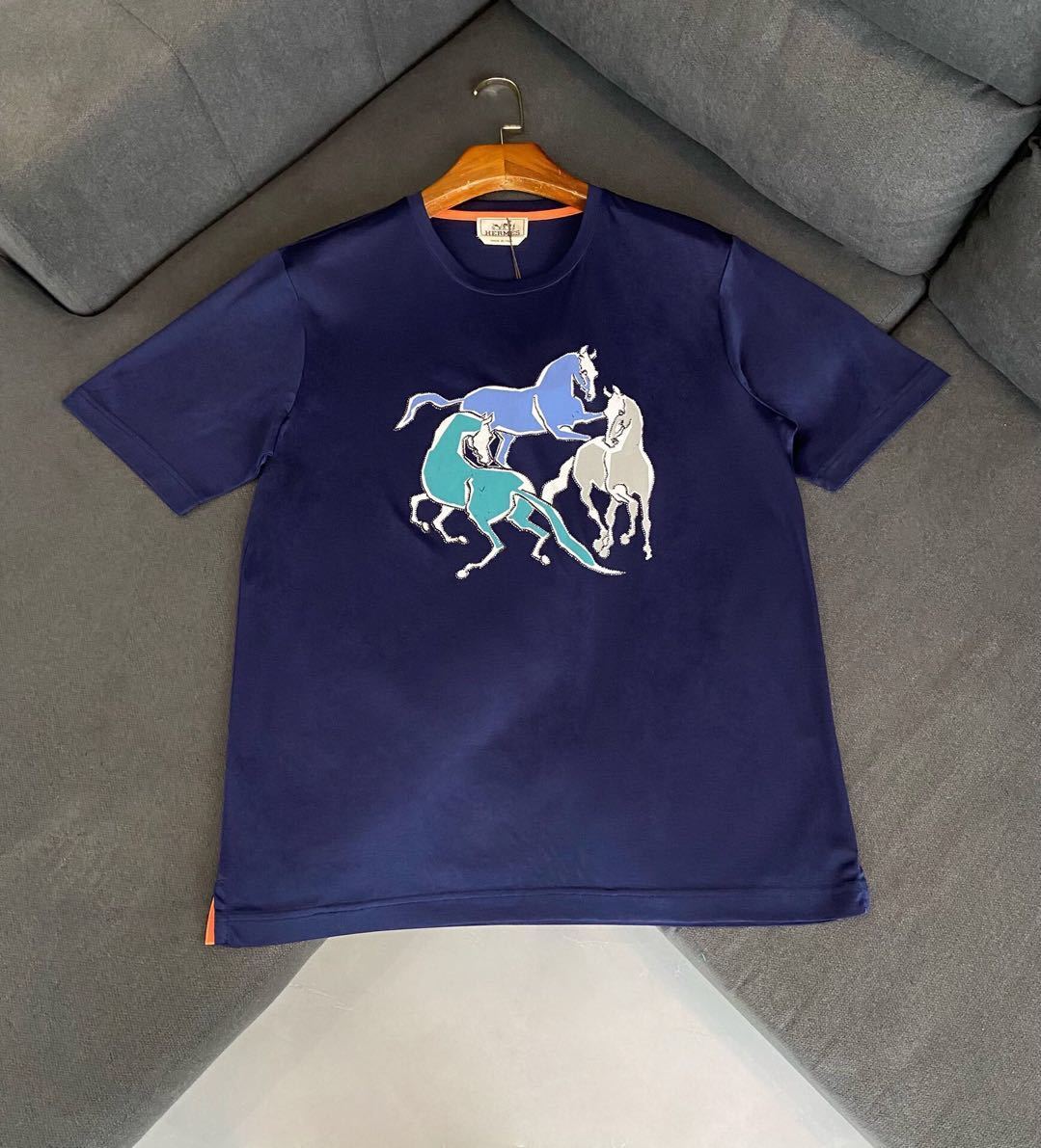 詳細な画像と価格を見て連絡する必要があります。