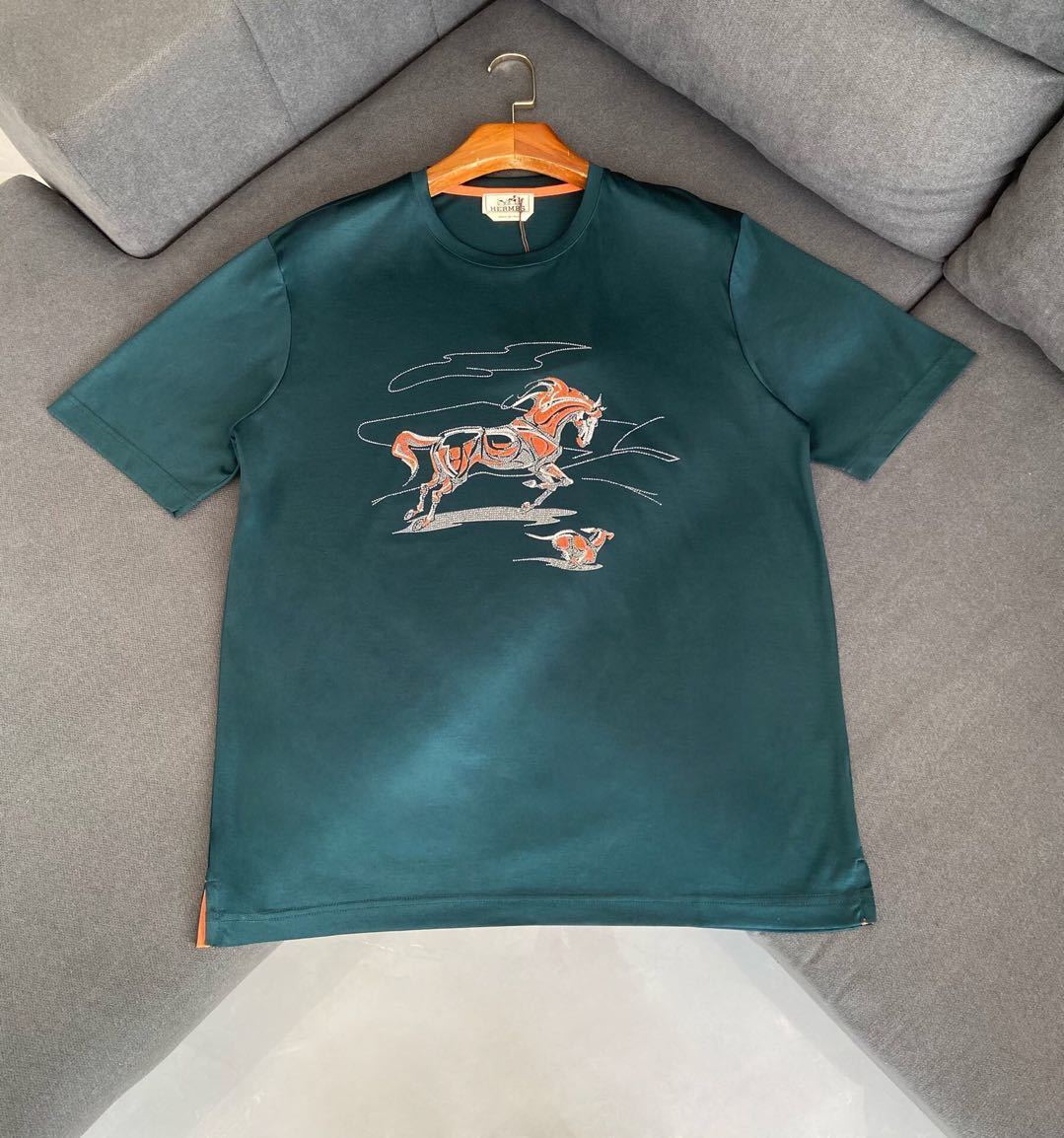 詳細な画像と価格を見て連絡する必要があります。