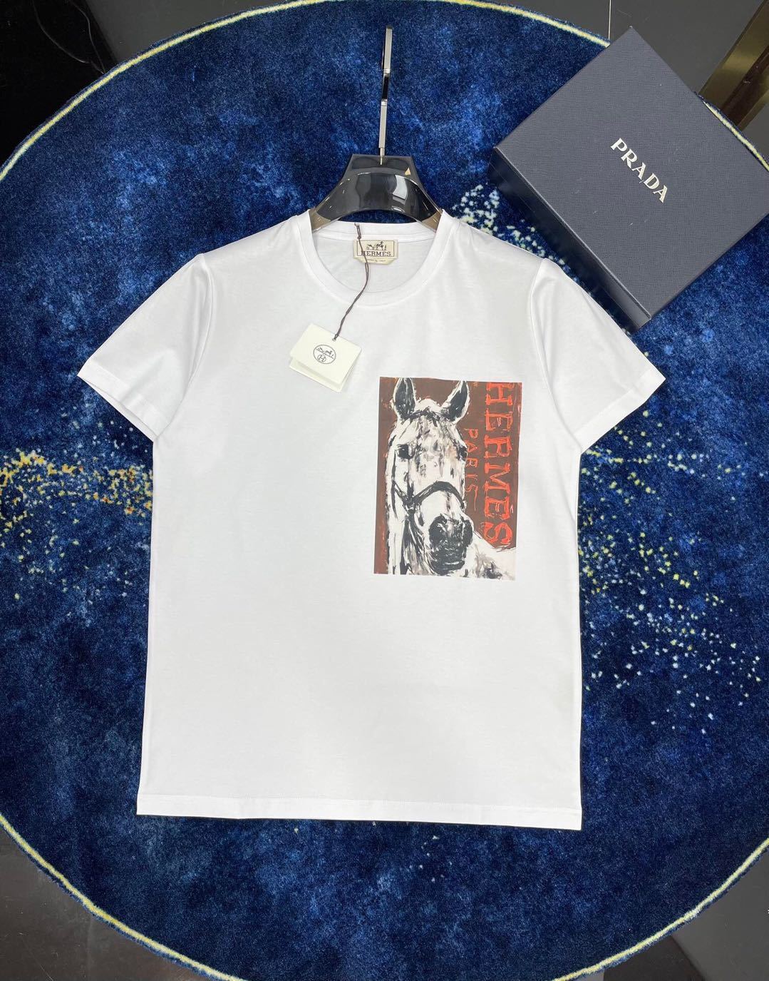 詳細な画像と価格を見て連絡する必要があります。