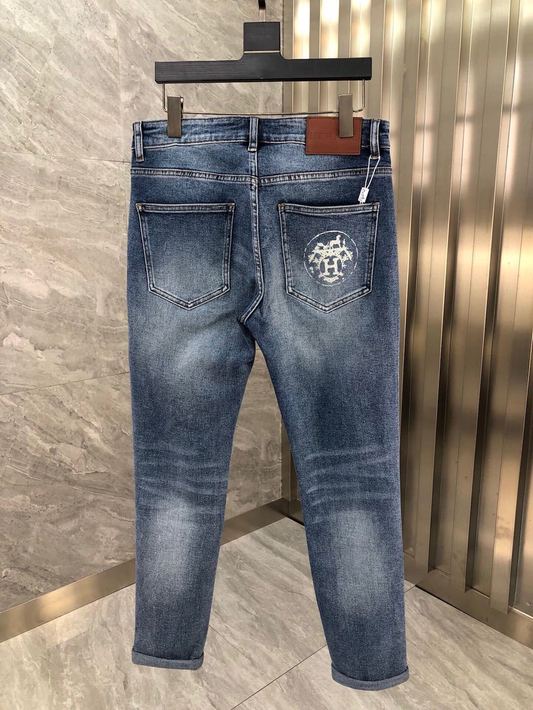 詳細な画像と価格を見て連絡する必要があります。