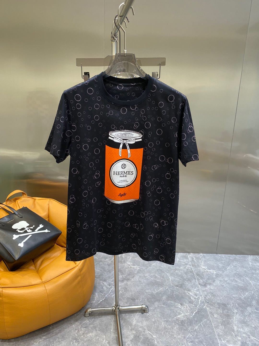 詳細な画像と価格を見て連絡する必要があります。