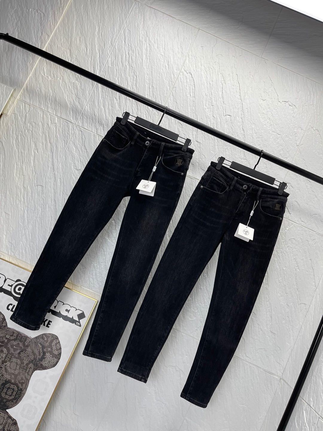 詳細な画像と価格を見て連絡する必要があります。