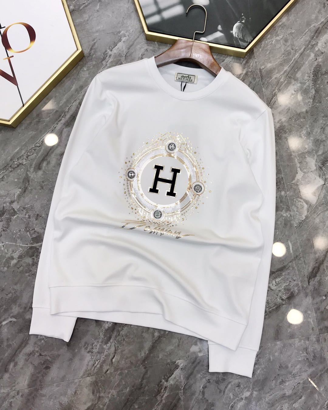 詳細な画像と価格を見て連絡する必要があります。